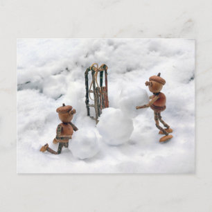 Acorn elves construindo cartão postal de inverno c
