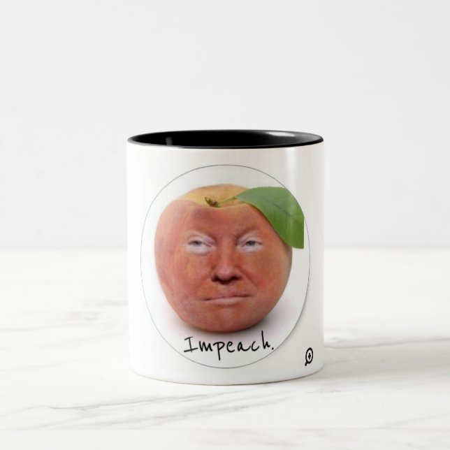Acuse a caneca de Donald Trump (Centro)