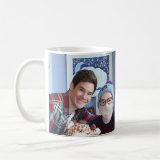 Adam Devine & caneca de Breanna