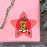 Adesito Estrela Cute Deer Red Christmas Kid<br><div class="desc">Engraçado e bonito Vestido Red Christmas Kid é Classic Round Sticker. Veado engraçado de desenho animado com nariz vermelho sobre fundo vermelho com flocos de neve brancos. O adesivo tem um modelo de nome - personalize o adesivo com seu nome.</div>