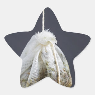 Adesito Estrela O saco de chá está pendurado numa xícara