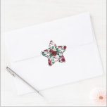 Adesito Estrela Rosas de Borgonha, Pinheiro, Holly Christmas Flora<br><div class="desc">Um padrão floral impressionante de aquarela natalícia de belos rosas pintados à mão,  verde de pinheiros,  folhas verdes e brancas,  e cobrir de bagas ocas,  bonitos,  disponíveis em várias formas. Perfeito para adicionar um toque final a presentes envoltos,  anexar um cartão-presente ou fechar um envelope.</div>