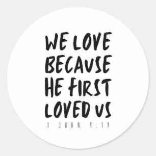 Adesivo 1 John 4:19 Adoramos porque ele primeiro nos amou