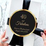 Adesivo 40 e famoso nome de ouro negro<br><div class="desc">Elegante, clássico e simples 40 anos e fabuloso adesivo de aniversário. Cor de fundo preto clássico chic com uma imagem falsa de ouro. O texto: 40 e fabuloso. Modelos para o nome dela e um encontro. Data de nascimento ou data da festa. Ouros. Perfeito para favoritos para festas ou como...</div>