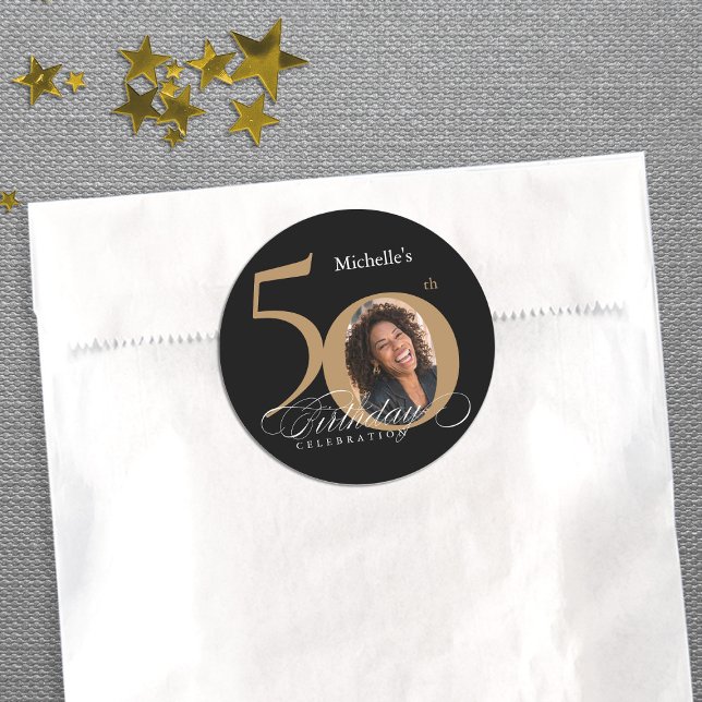 Adesivo 50º Aniversário da Caligrafia Dourada e Elegante P (50th Birthday Calligraphy Gold Black Elegant Photo Classic Round Sticker)