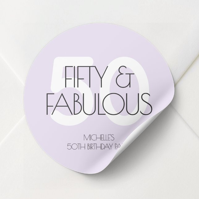 Adesivo 50 e fabulosa Festa de aniversário Roxo 50 (50 and fabulous Modern Purple Fifty Birthday Party Classic Round Sticker)
