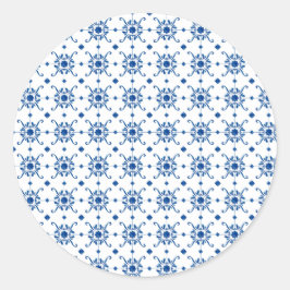 Adesivo A circular sticker features a repeating blue 