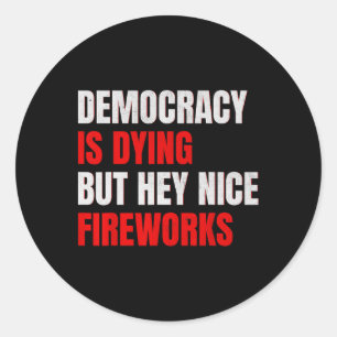 Adesivo A Democracia Está Morrendo Mas Ei Fogos de Artifíc