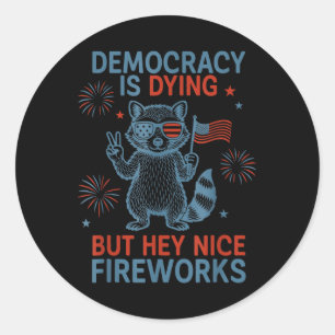 Adesivo A Democracia Está Morrendo Mas Ei Fogos de Artifíc
