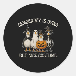 Adesivo A Democracia Morre, Mas O Fato De Halloween É Boni