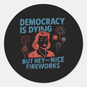 Adesivo A Engraçada Democracia Está Morrendo, Mas Ei, Belo