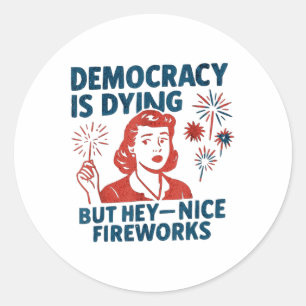 Adesivo A Engraçada Democracia Está Morrendo, Mas Ei, Belo