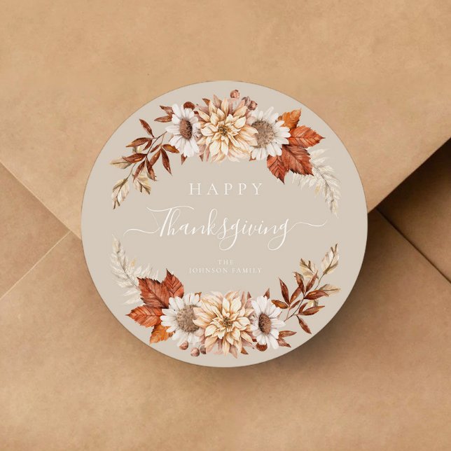 Adesivo A queda de torneira russa deixa feliz dia de graça (Rustic Taupe Fall Leaves Happy Thanksgiving Classic Round Sticker)