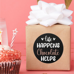 Adesivo A vida acontece chocolate ajuda a tipografia de po