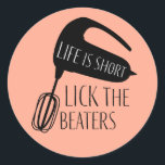 Adesivo A vida é curta, os Beaters cozinhando<br><div class="desc">"a vida é curta,  lamba os batedores" © becky nimoy 2020 (com ilustração de mixer elétrico de mão)</div>