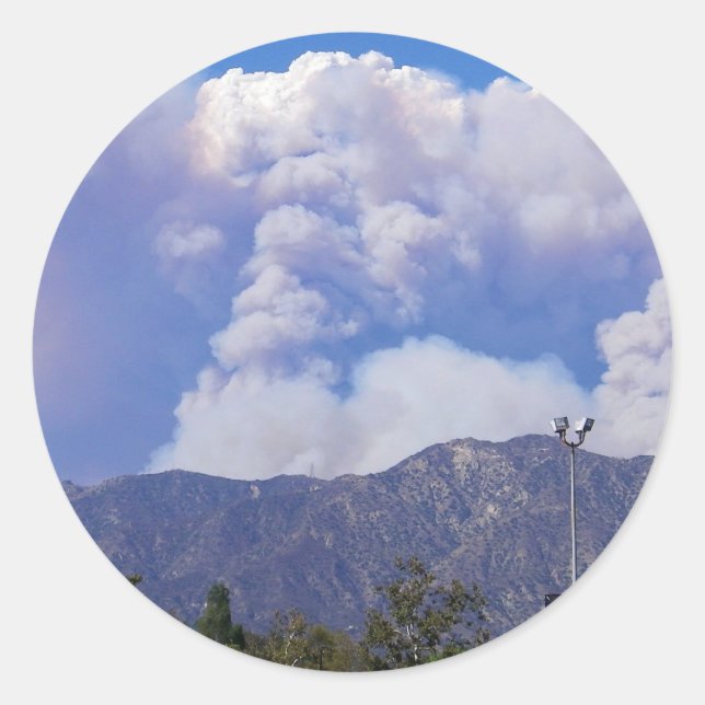 Adesivo A Visão das Colinas e nuvens de fumaça_ (Frente)