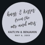 Adesivo Abraços e beijos do Sr. e da Sra. Dusty Blue<br><div class="desc">Os recursos proeminentes desta suíte de design são fontes de escrita manual confusas usadas para frases proeminentes. Nesta peça, o script foi usado para criar um gráfico que dizia "abraços e beijos do sr. e mrs. Use os campos modelo para adicionar seus detalhes pessoais e alterar o plano de fundo...</div>