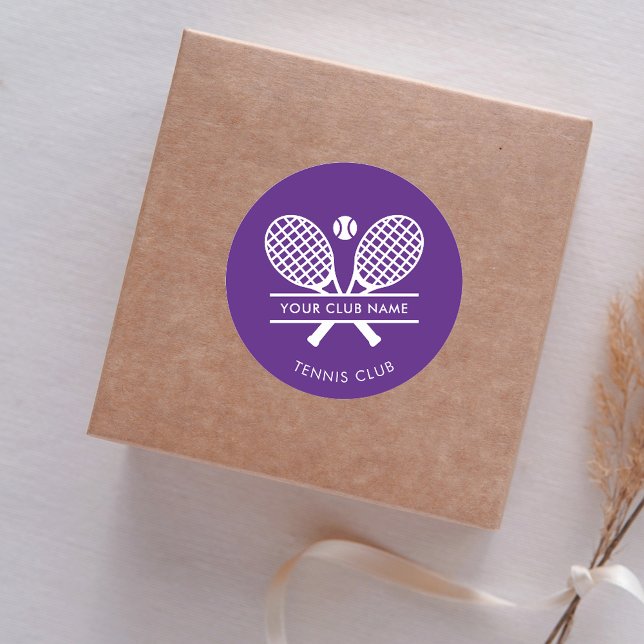 Adesivo Adicionar Nome do Clube Tênis Equipe Roxo Qualquer (Lawn Tennis Country Club Rackets Motif Purple Classic Round Sticker)
