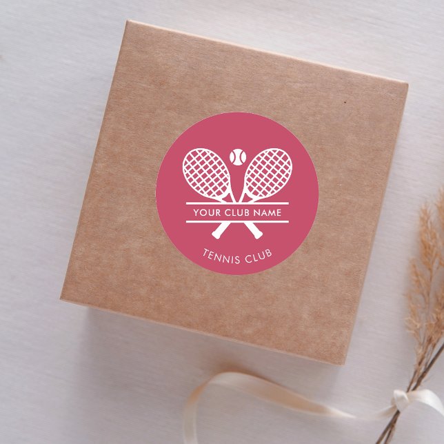 Adesivo Adicionar Tênis do nome do clube esportes qualquer (Lawn Tennis Country Club Rackets Motif Pink Classic Round Sticker)
