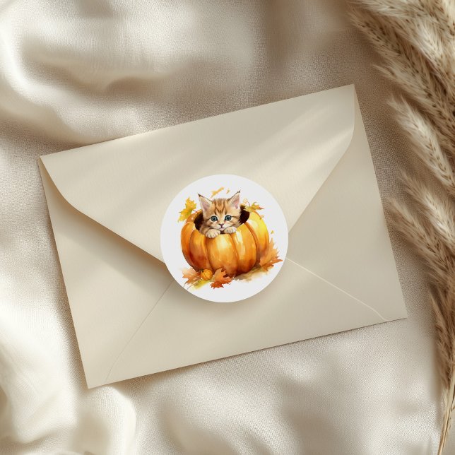 Adesivo Adorável Kitten na Abóbora (Adorable Kitten in Pumpkin Classic Round Sticker on an envelope)