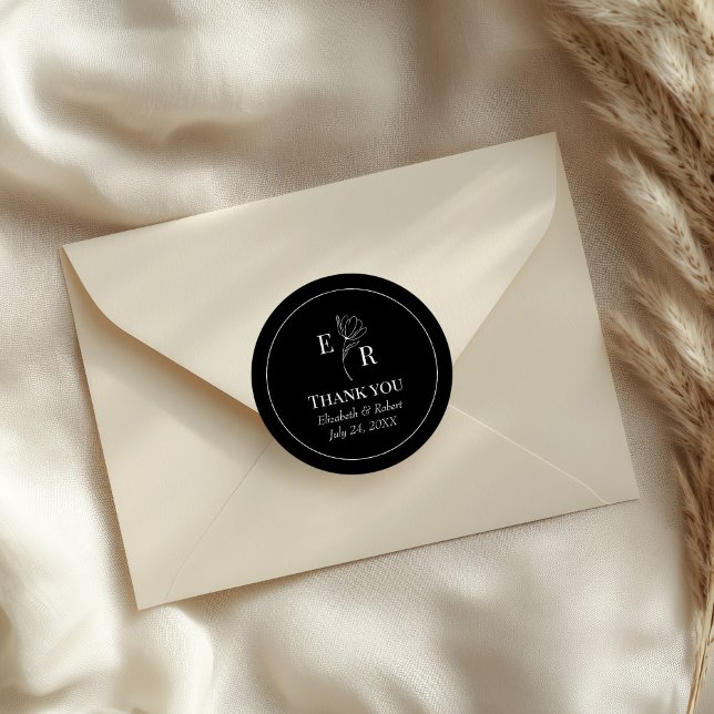 Adesivo Agradecimento de Casamento com Monograma Floral Pr (Black Floral Monogram Wedding Thank You Classic Round Sticker on an elegant wedding envelope.)