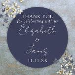 Adesivo Agradecimento de casamento em azul marinho elegant<br><div class="desc">Este adesivo de agradecimento de casamento em azul marinho minimalista e elegante pode ser personalizado com suas informações em tipografia sofisticada. Projetado por Thisisnotme©</div>