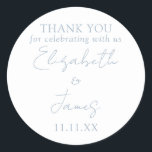 Adesivo Agradecimento de casamento em letra elegante azul<br><div class="desc">Este adesivo de agradecimento de casamento com letra elegante minimalista em azul poeirento pode ser personalizado com suas informações em tipografia sofisticada. Desenhado por Thisisnotme©</div>