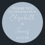 Adesivo Agradecimento de casamento em letra elegante azul<br><div class="desc">Este adesivo de agradecimento de casamento em letra elegante minimalista azul poeirento pode ser personalizado com suas informações em tipografia chic. Projetado por Thisisnotme©</div>