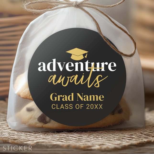 Adesivo Aguardam - Nome e Boné do Formando - Dourado Preto (Custom Graduation Sticker - Favor Stickers or Envelope Label)