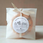 Adesivo Albuquerque Skyline | Favor de Boas-vindas<br><div class="desc">Melhore seus pacotes de boas-vindas do casamento ou favoritos para festas de eventos com um conjunto personalizado de adesivos de boas-vindas! Estes elegantes e mínimos autocolantes são adaptados para um casamento que acontece na bela cidade de Albuquerque. Eles apresentam um horizonte moderno de deco com o nome da cidade integrada...</div>