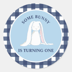 Adesivo Algum Coelhinho é Um Aniversário de Gingham Azul