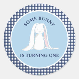Adesivo Algum Coelhinho é Um Aniversário de Gingham Azul