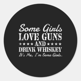 Adesivo Algumas garotas adoram armas bebem uísque, sou eu.
