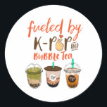 Adesivo Alimentado por K-Pop e Bubble Tea Funny Boba Lover<br><div class="desc">Alimentado por K-Pop e Chá de Bolha. Design de amante de pop coreano engraçado e fofo para fãs de duros mortais do artista pop K, banda e música coreanas. Legal e colorida mercadoria para aqueles amantes do pop que também adoram tomar chá de bolha. Perfeito para celebrar o Dia Nacional...</div>