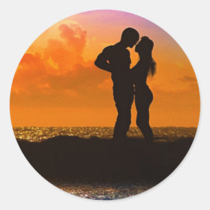 Adesivo Amantes que beijam no por do sol na praia