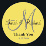 Adesivo Amarelo Obrigado Monograma Vestido<br><div class="desc">Vinhetas iniciais com noiva e nome noivo, data de casamento e obrigado mensagem para expressar sua gratidão no dia do seu casamento ou em qualquer ocasião especial. Este adesivo de casamento monograma está em cor amarela. Mais cores estão disponíveis para sua escolha. Você também pode personalizar a cor e a...</div>