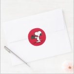 Adesivo Amendoins | Presente de Natal Snoopy Giver<br><div class="desc">Veja esta divertida design de Natal do Peanuts.</div>