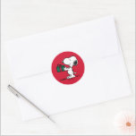 Adesivo Amendoins | Presente de Natal Snoopy Giver<br><div class="desc">Veja esta divertida design de Natal do Peanuts.</div>