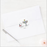 Adesivo Amendoins | Snoopy & Woodstock congelado<br><div class="desc">Esnoopia e Woodstock patinando em um banho de pássaros é uma representação charmosa da banda desenhada "amendoim" criada por Charles Schulz. Nesta cena balbuciana, Woodstock, o melhor amigo de Snoopy, muitas vezes se envolve em atividades de inverno como patinar no gelo e jogar hóquei em um banho de pássaros congelado....</div>