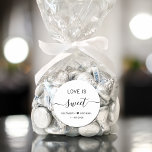 Adesivo Amor é doce favor de casamento<br><div class="desc">Um adesivo branco-chic para a sobremesa de recepção de casamento e favores doces com "Love Is Sweet" em uma simples tipografia moderna e um roteiro elegante com supressões,  seus primeiros nomes se juntaram por um coração e sua data de casamento.</div>