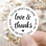 Adesivo Amor e Obrigados Simples, Branco e Preto<br><div class="desc">Adicione um toque personalizado aos favoritos para festas e agradeça suas notas com adesivos circulares personalizados "amor e obrigados" / selos de envelopes. Toda a redação nesta modelo é simples de personalizar para qualquer ocasião, como casamento, chá de panela, graduação, festa de aniversário, aniversário ou aposentadoria. A design a preto...</div>