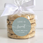 Adesivo Amor É Pobre Sage Green Weding Favor<br><div class="desc">O adesivo verde-sábio para os favores do seu casamento,  com "o amor é doce" em letras brancas limpas e um elegante roteiro branco com sucos,  seus primeiros nomes unidos por um coração e sua data de casamento.</div>