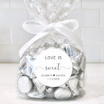 Adesivo Amor É Um Casamento Doce Obrigado<br><div class="desc">Obrigado elegante que você cola para seus favores de recepção de casamento com "Love Is Sweet" em uma simples tipografia moderna e um roteiro na moda elegante com baloiços,  seus primeiros nomes unidos por um coração e sua data de casamento.</div>