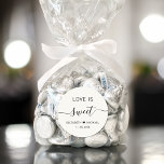 Adesivo Amor É Um Favor De Casamento De Creme Doce<br><div class="desc">Um adesivo de creme leve para suas sobremesas de recepção de casamento e favores de doces com "Love Is Sweet" em uma simples tipografia moderna e um roteiro elegante com sucos,  seus primeiros nomes se juntaram por um coração e sua data de casamento.</div>