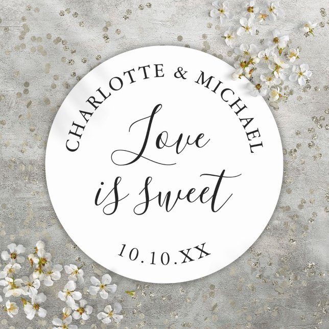 Adesivo Amor Negro E Branco É Um Favor De Casamento Bonito (Love Is Sweet Black And White Wedding Favor Classic Round Sticker)