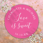 Adesivo Amor Rosa Quente É Bonito Favor De Casamento<br><div class="desc">O favor de casamento rosa-quente é o doce adesivo redondo clássico. Projetado por Thisnotme©</div>