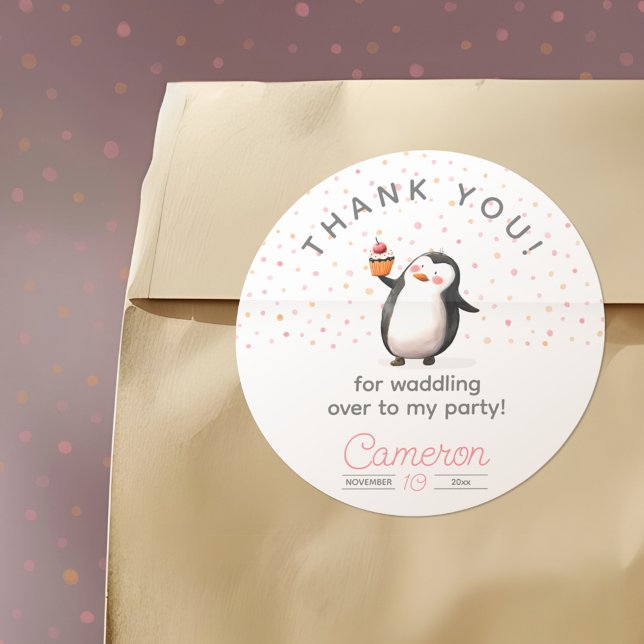 Adesivo Aniversário da menina da celebração do pinguim-cup (Criador carregado)