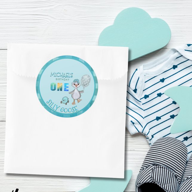 Adesivo Aniversário da Xadrez Azul do bobo Ganso (Silly Goose Boy's Blue Plaid Birthday Classic Round Sticker)