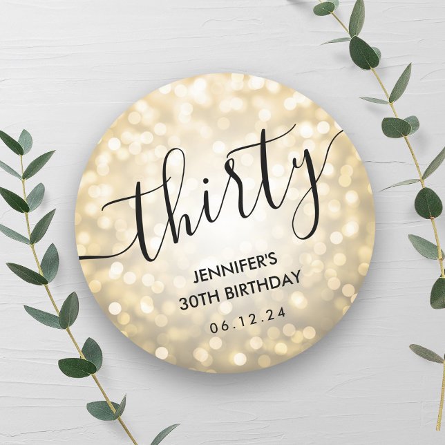 Adesivo Aniversário de 30 anos de Luzes Douradas de Leitur (Modern Script Gold Glitter Lights 30th Birthday Classic Round Sticker)