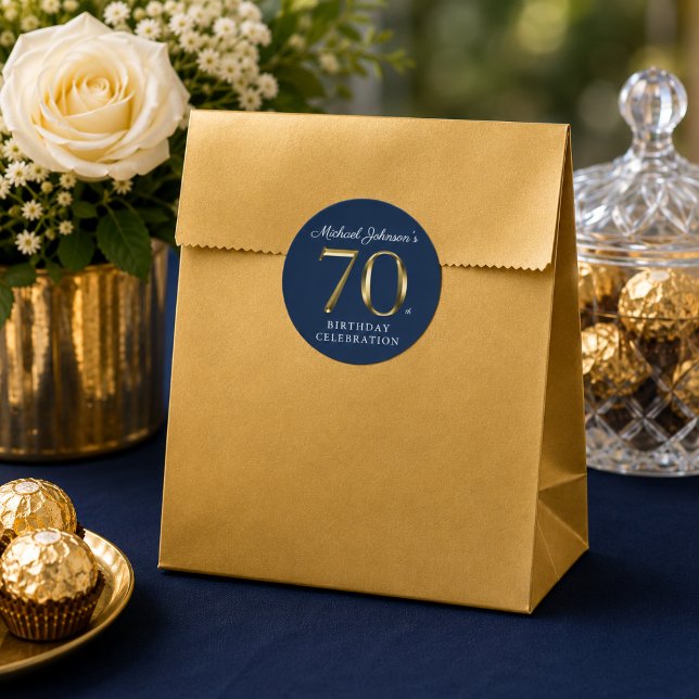 Adesivo Aniversário de 70 anos em Azul Naval Dourado Sólid (Elegant Solid Gold Navy Blue 70th Birthday Classic Round Sticker)